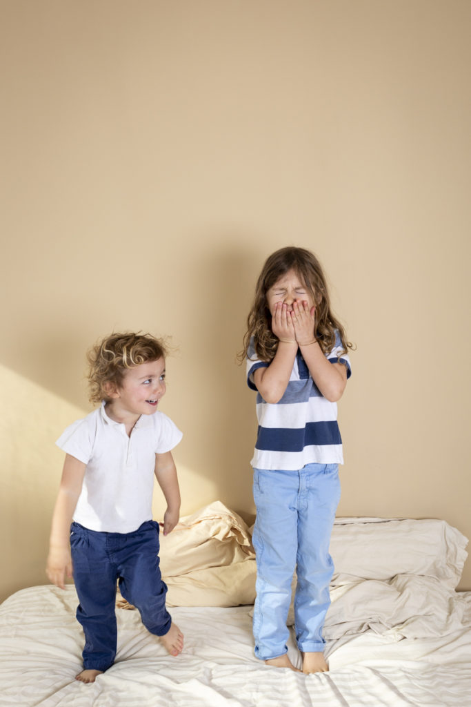 Frère et soeur au studio photo 6