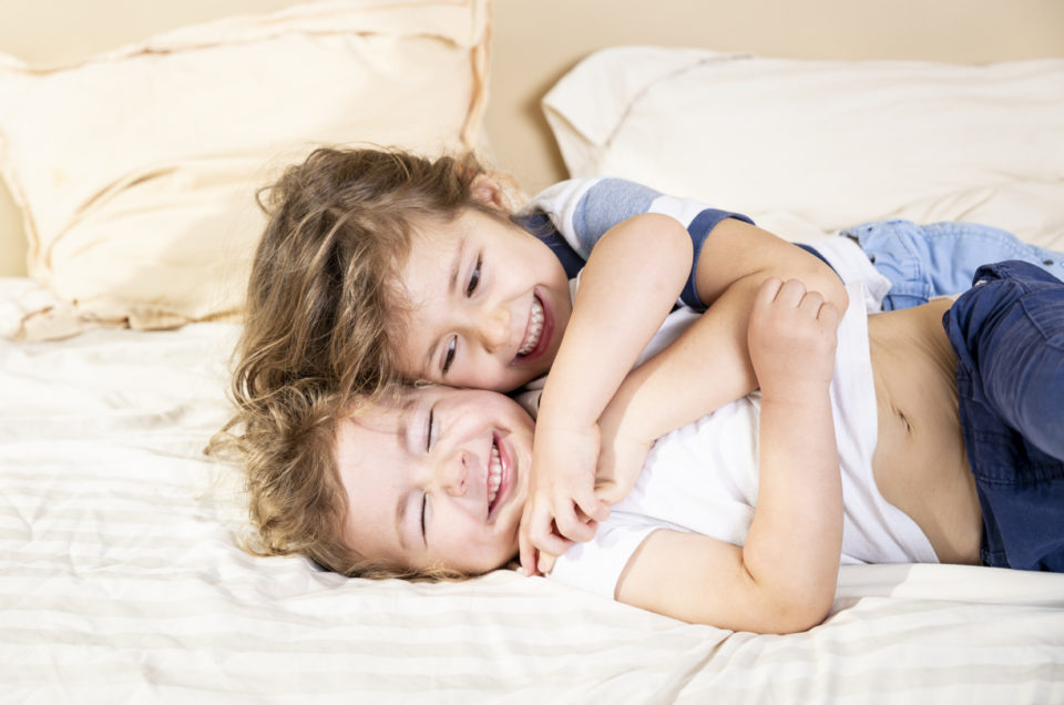 Frère et soeur au studio photo – Angers / Cholet / Saumur