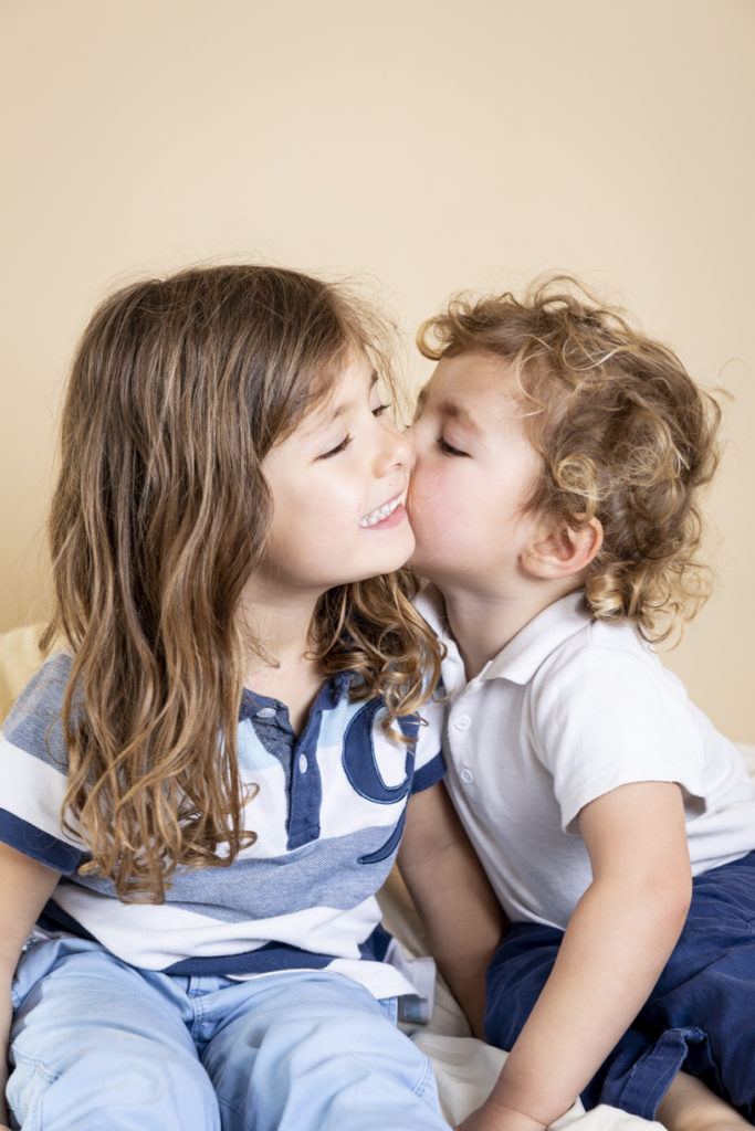 Frère et soeur au studio photo 19