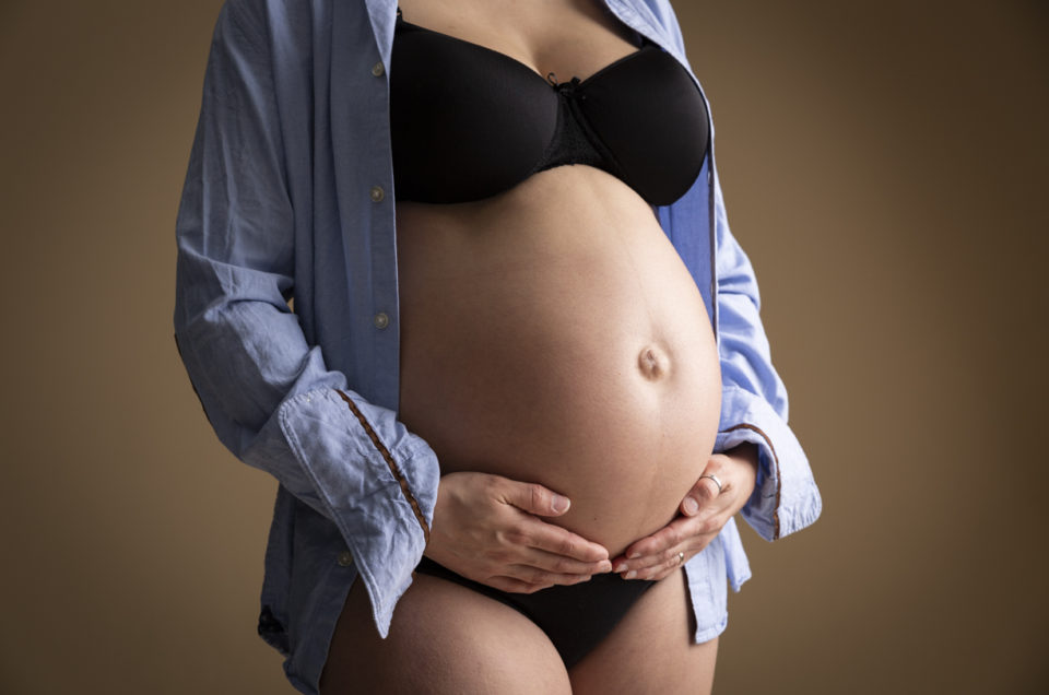 Séance photo grossesse au studio photo & en extérieur – Angers / Cholet / Saumur